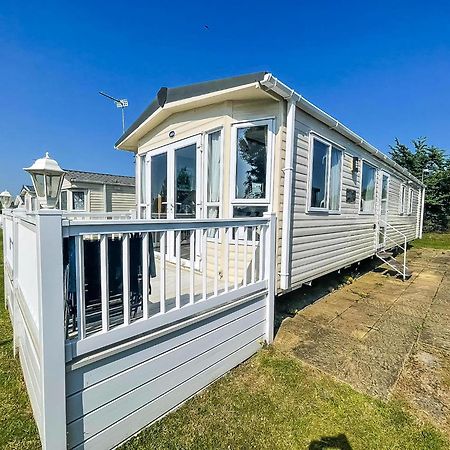Lovely Caravan With Decking At Cherry Tree Holiday Park In Norfolk Ref 70528C Great Yarmouth Kültér fotó