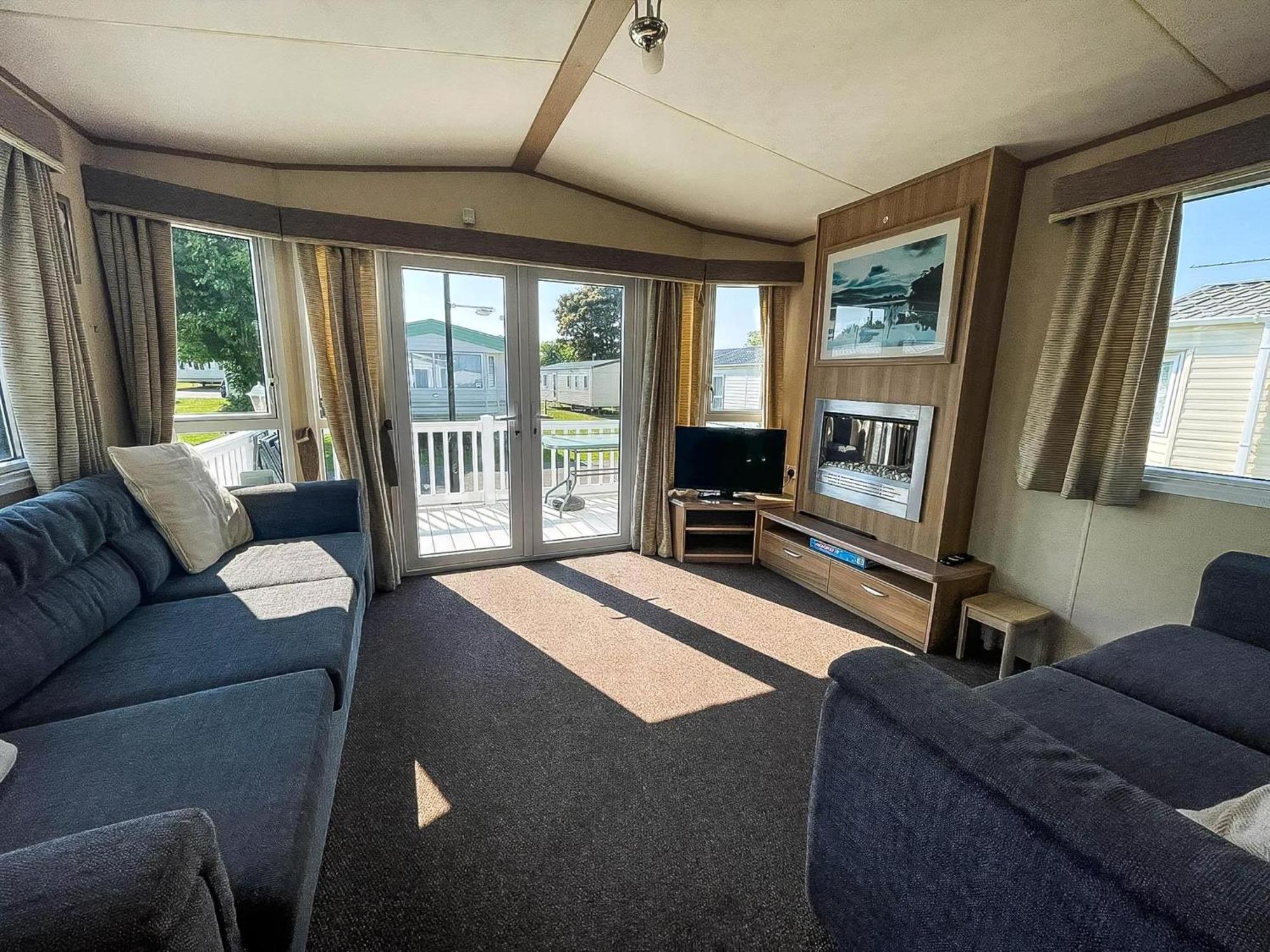 Lovely Caravan With Decking At Cherry Tree Holiday Park In Norfolk Ref 70528C Great Yarmouth Kültér fotó